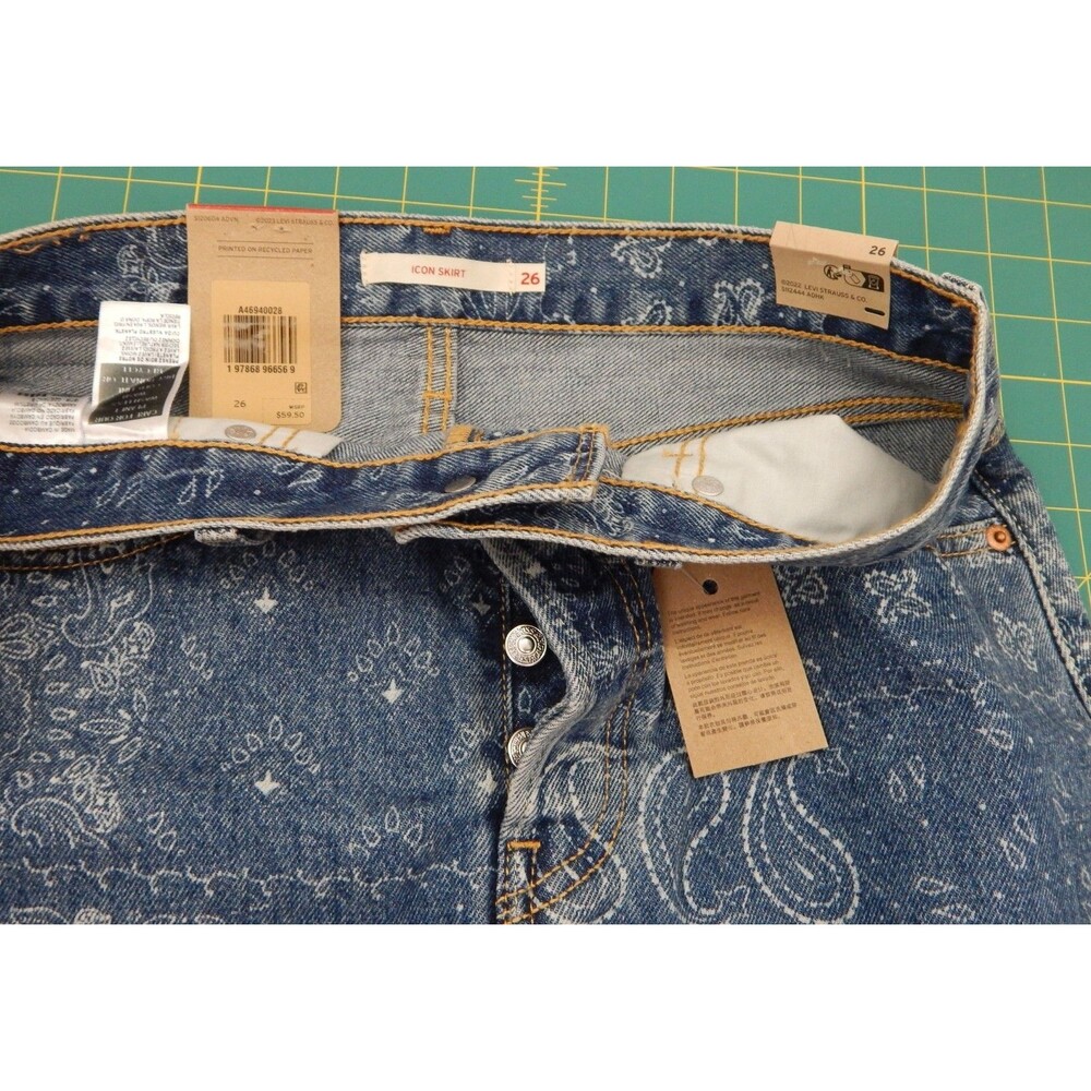 Levi's Icon Skirt Size 26 Blue Paisley Print Mid Rise Denim NWT 5 Pocket Cotton - Picture 15 of 16